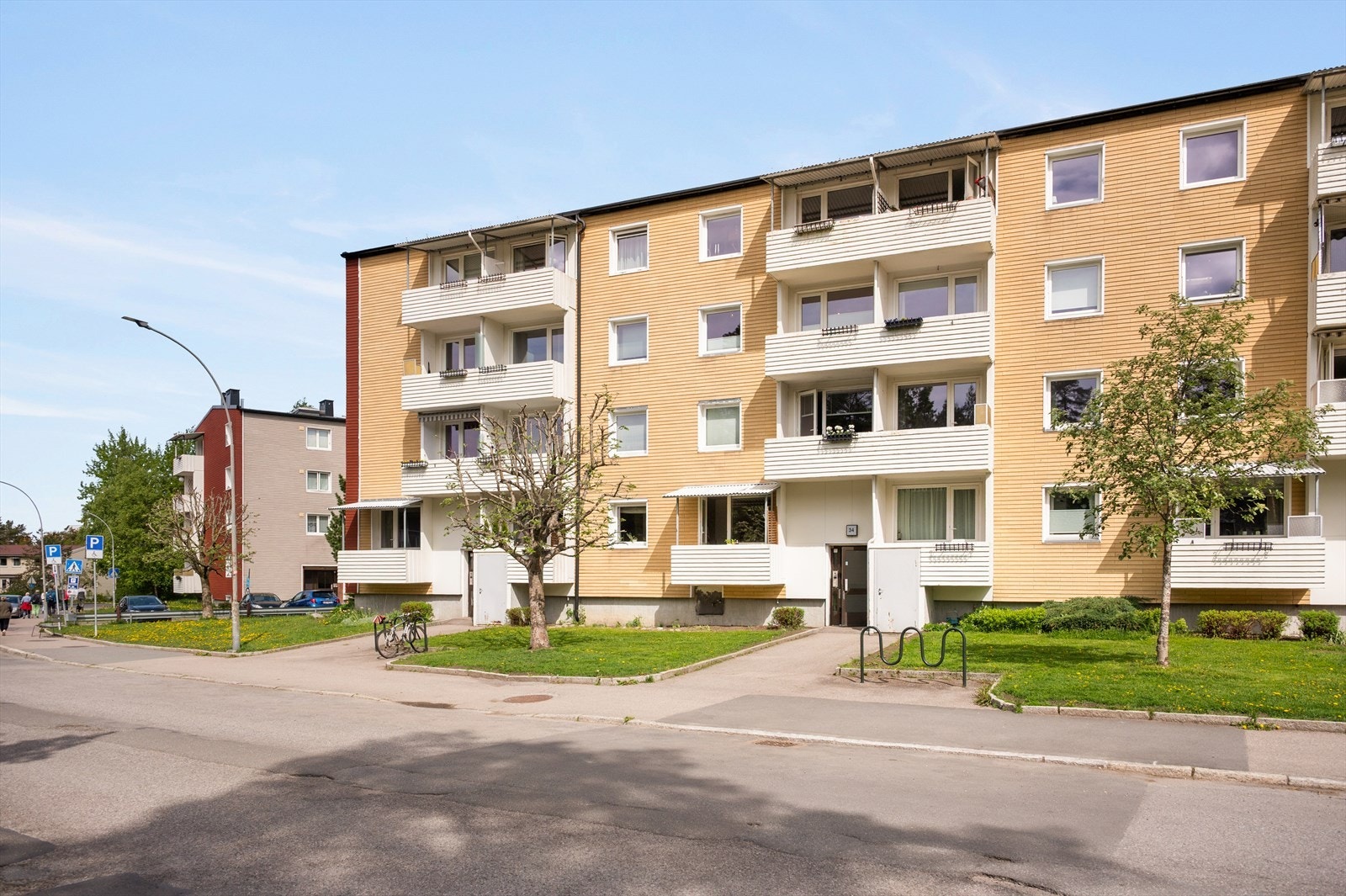 En spasertur unna finner du Lambertseter senter med rikelig av servicetilbudet. Dagligvarehandelen kan gjøres på Rema1000 eller Kiwi kun 2 og 8 minutters gange fra boligen! Galleribilde