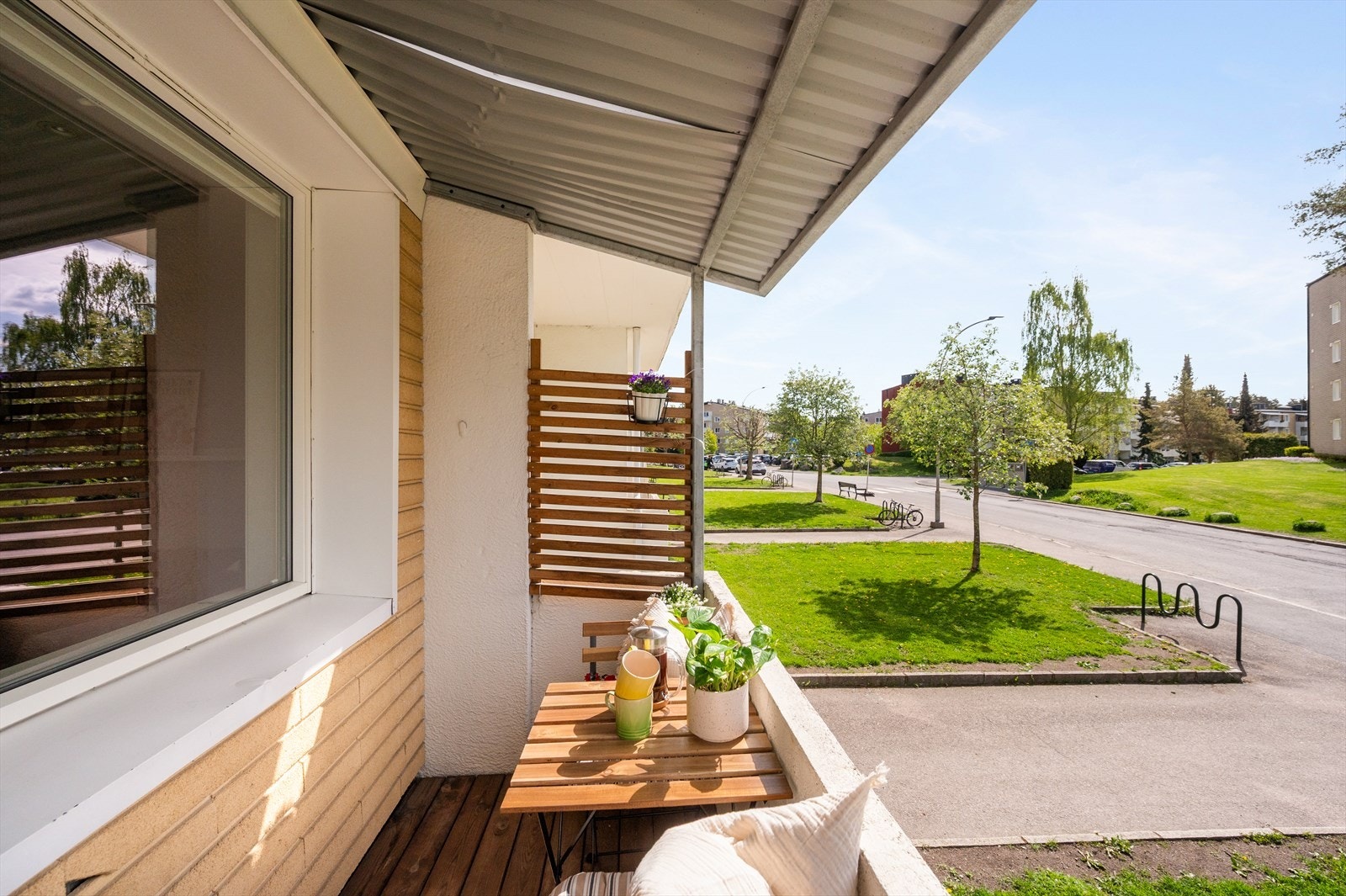 Her er det plass til grill og balkongmøbler for fine sommerdager. Galleribilde