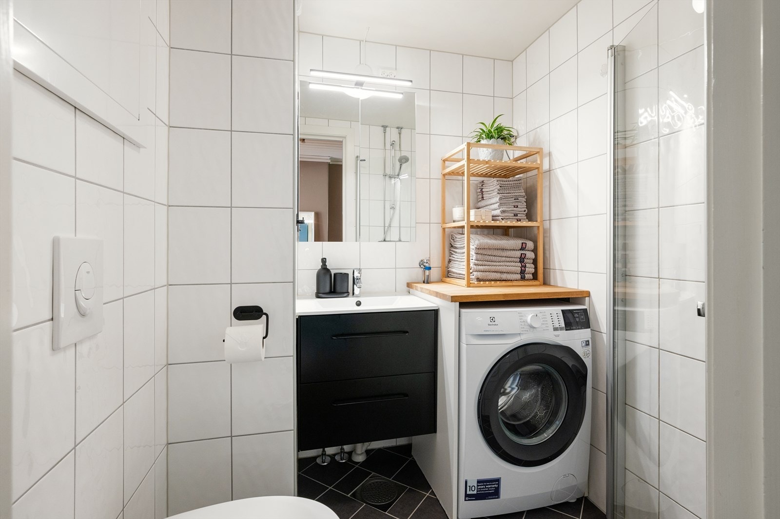 Badet har vannbåren gulvvarme som er inkludert i felleskostnadene. Servantskap med blandebatteri, og speilskap ble byttet i oktober 2020. Galleribilde
