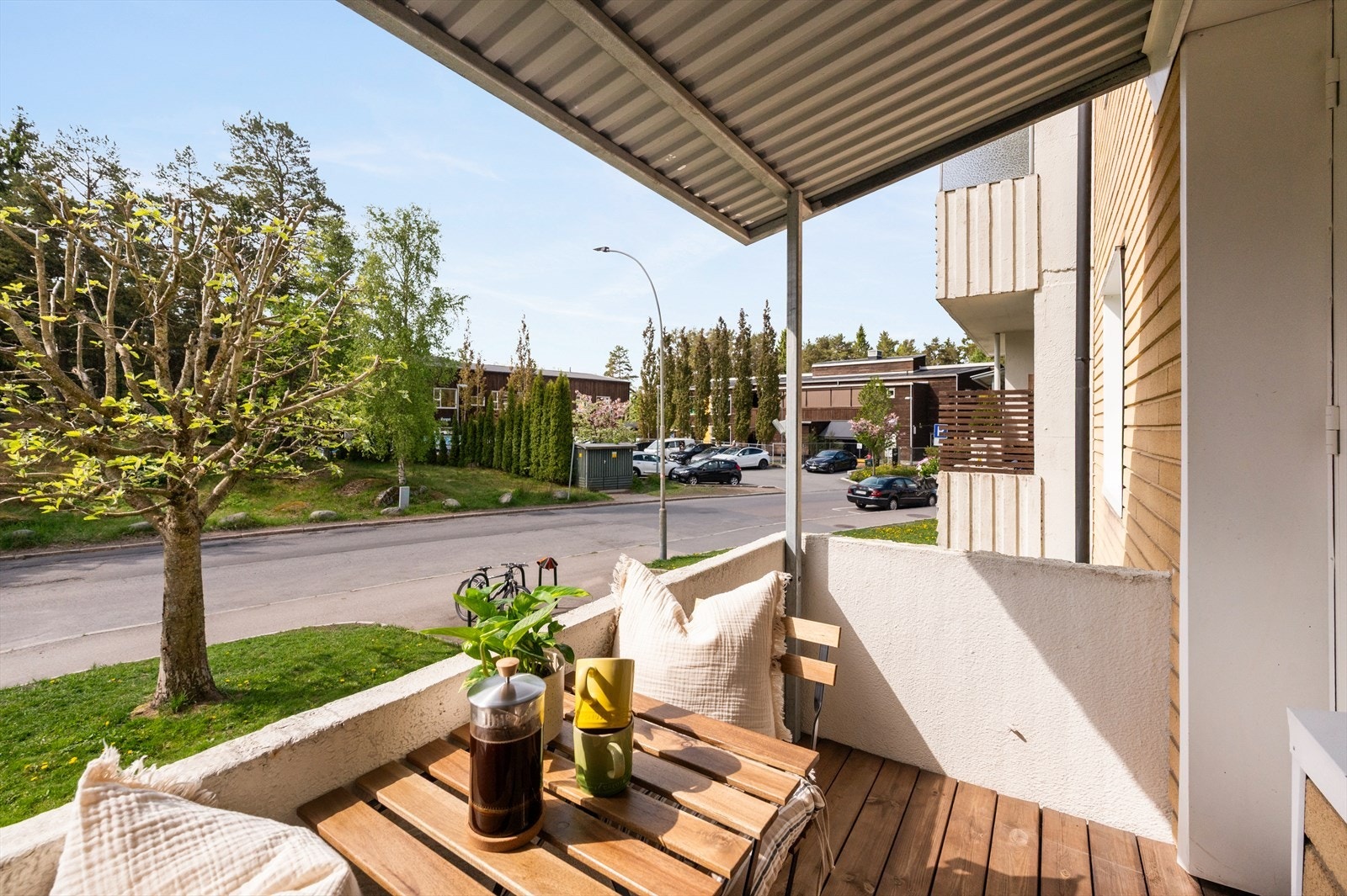 Fine terrassebord lagt på tilfarere av tre. Galleribilde
