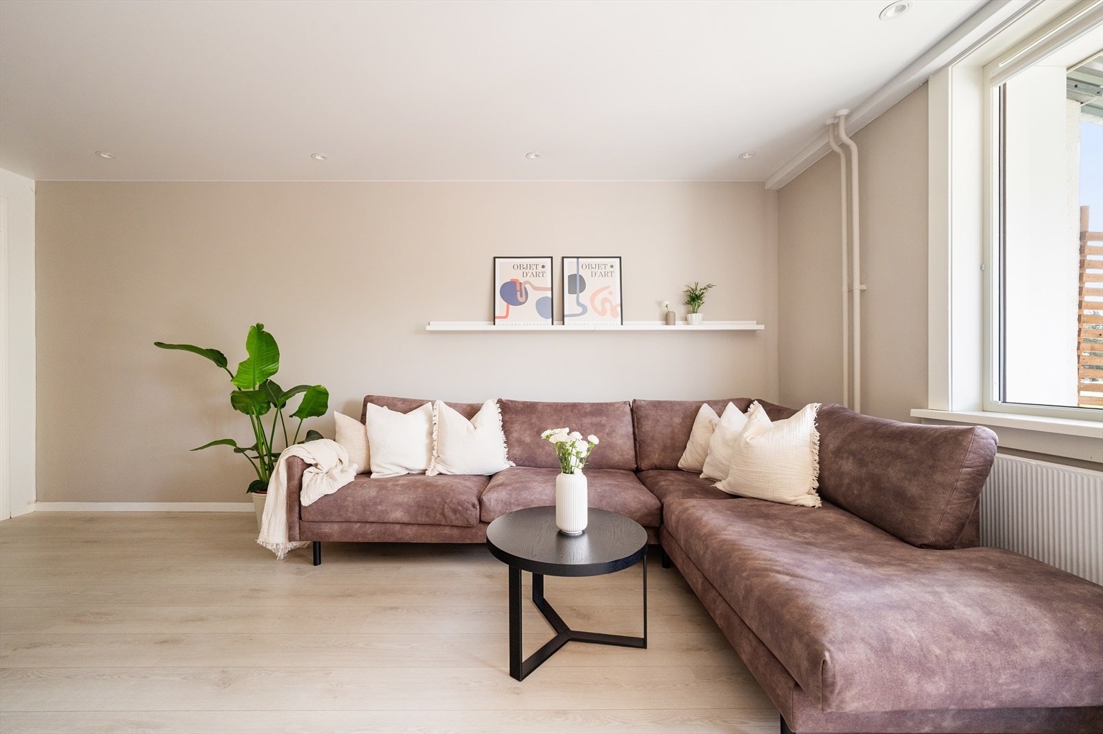 Stuen har fine overflater som slette vegger i delikate fargevalg og laminatgulv. Galleribilde