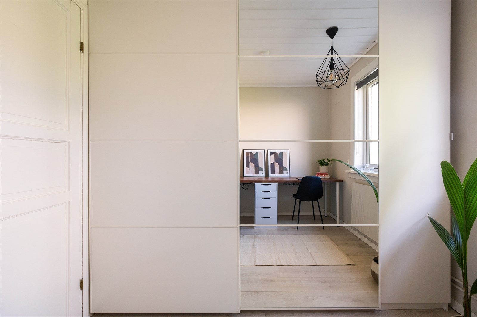 Skapplass i skyvedørsgarderobe med speilfront. Galleribilde