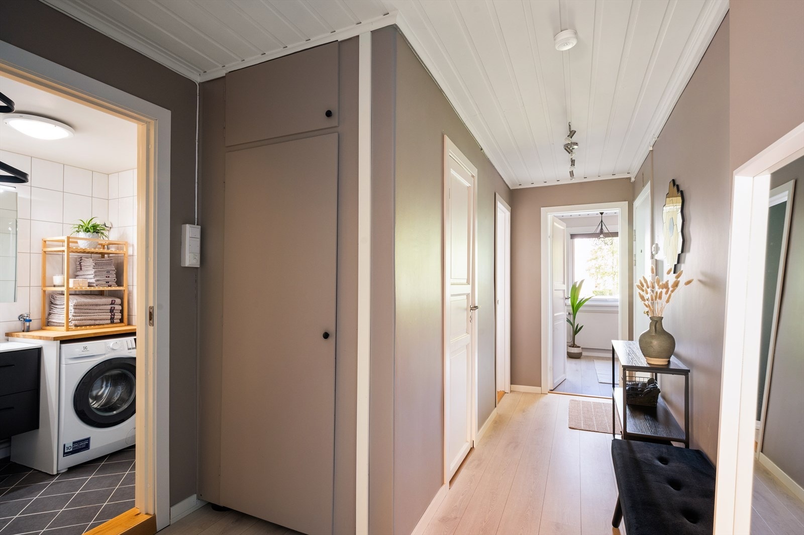 Praktisk innebygd kott på ca. 1 m² som for oppbevaring av støvsuger, yttertøy m.m. Galleribilde