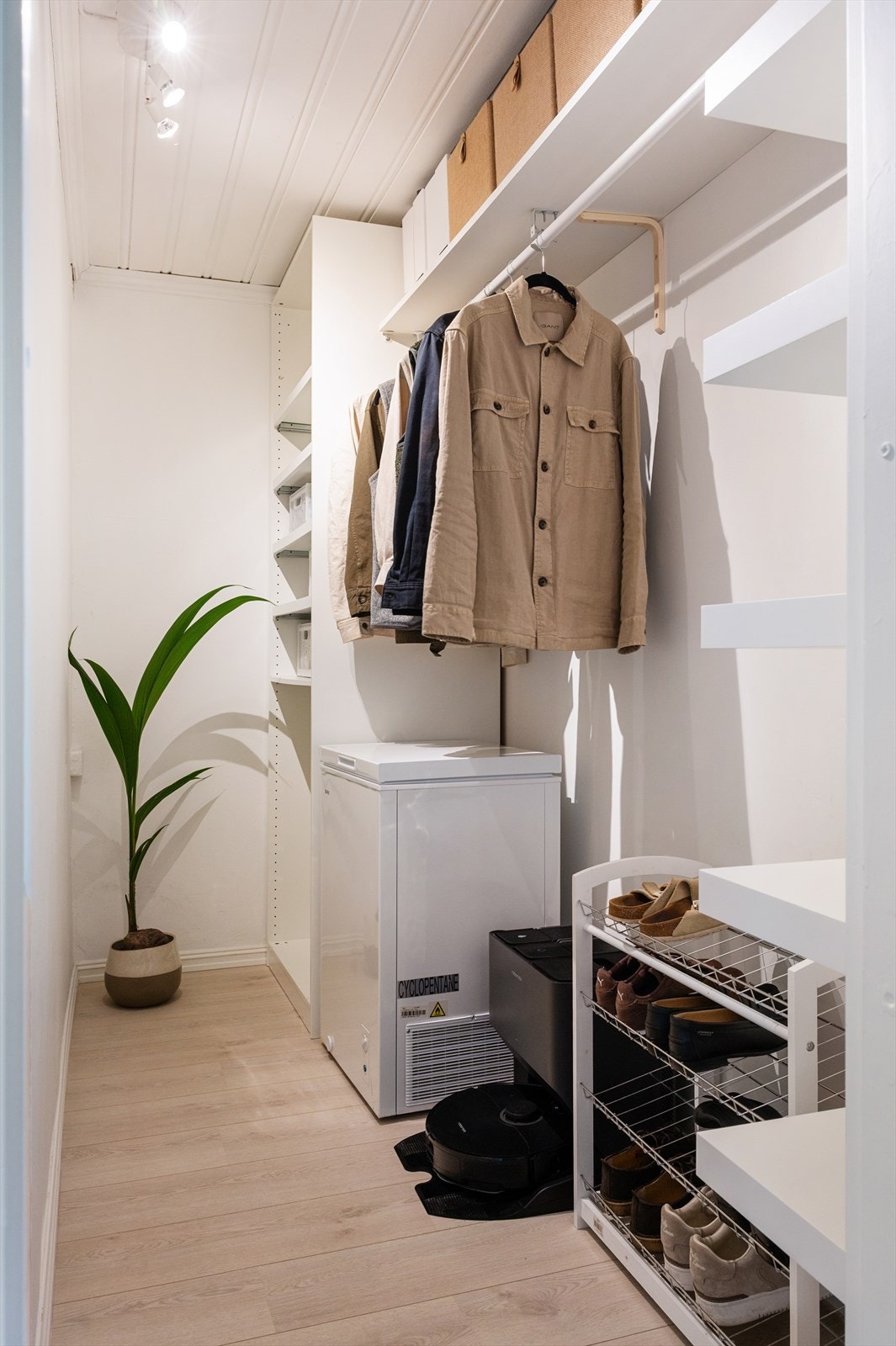 Stor, innerbod/walk-in-closet med rikelig av skapplass og gode oppbevaringmuligheter. Galleribilde