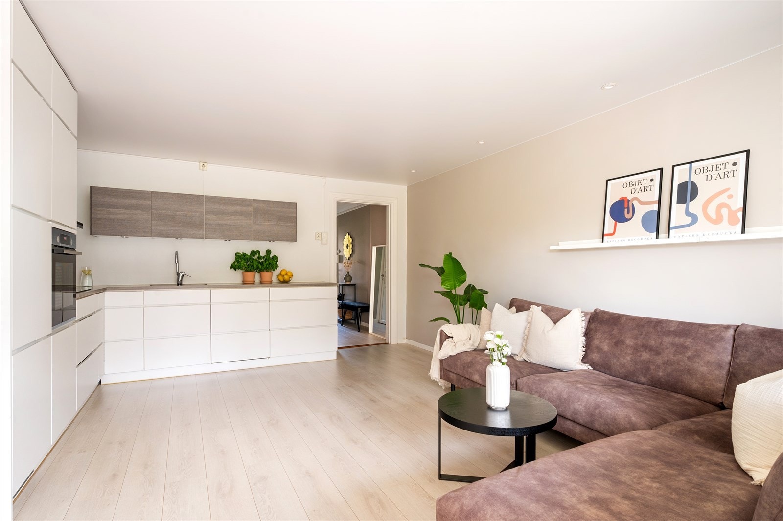 Her er det plass til det du måtte ønske av spisebord, sofa med tilhørende tv-møblement. Eier har i sin eiertid hatt et rundt spisebord ved kjøkkenet. Galleribilde