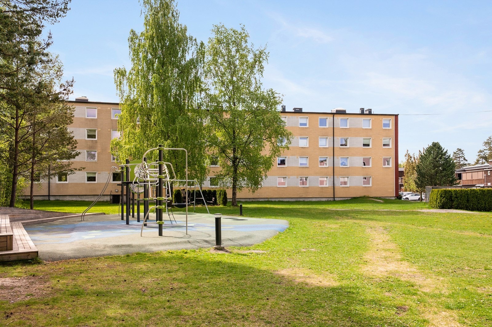 Ellers er området er tilbaketrukket og barnevennlig med flere oppgraderte lekeplasser i borettslaget. Galleribilde