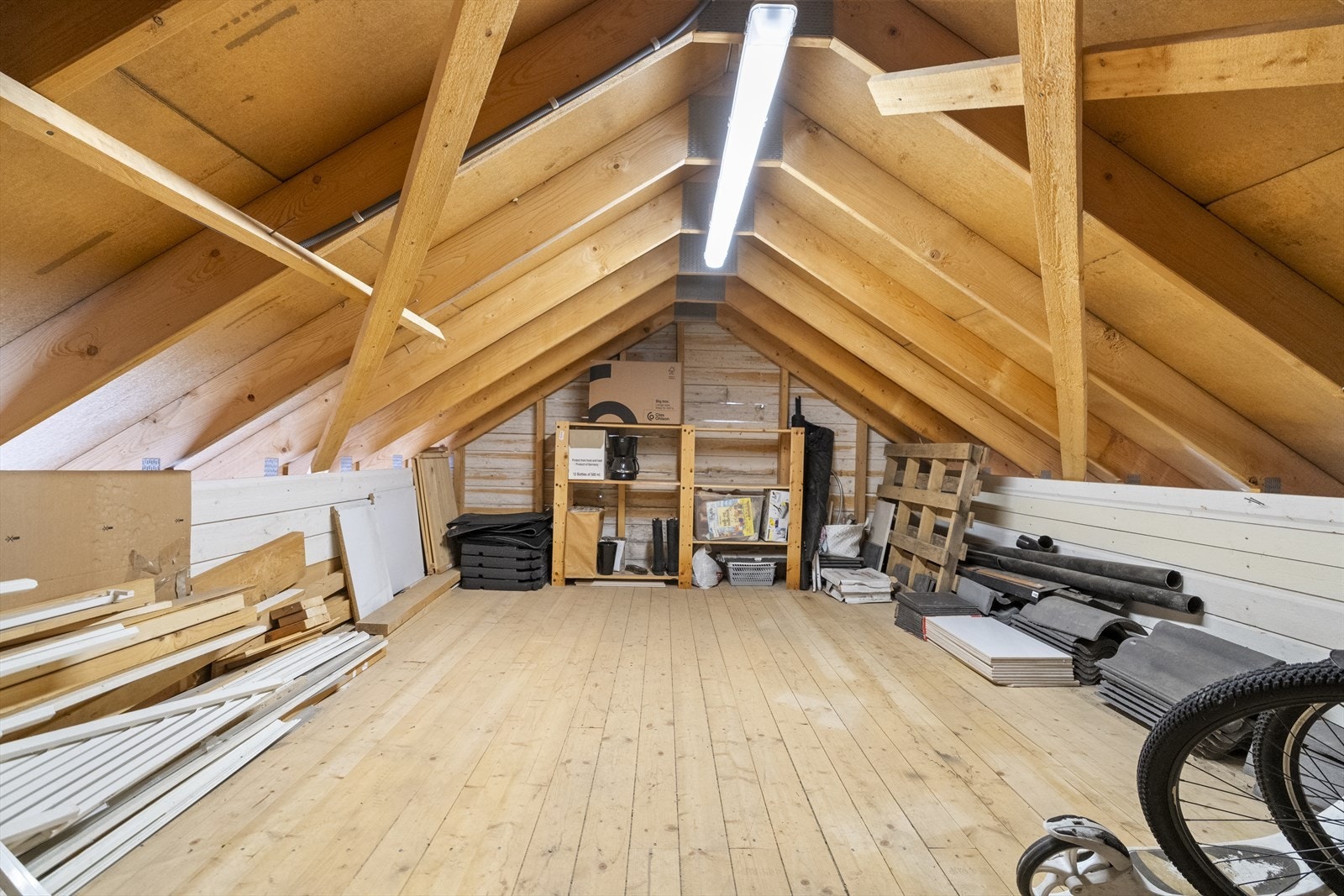 Garasjen har eit romsleg loft med gode lagringsmoglegheiter. Galleribilde