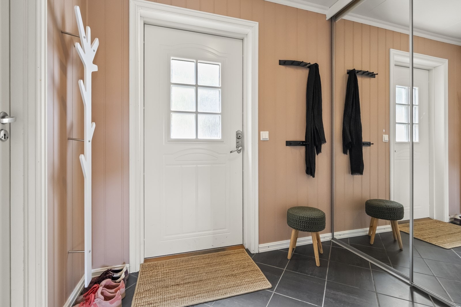 Flislagt entre - velkommen inn! Galleribilde