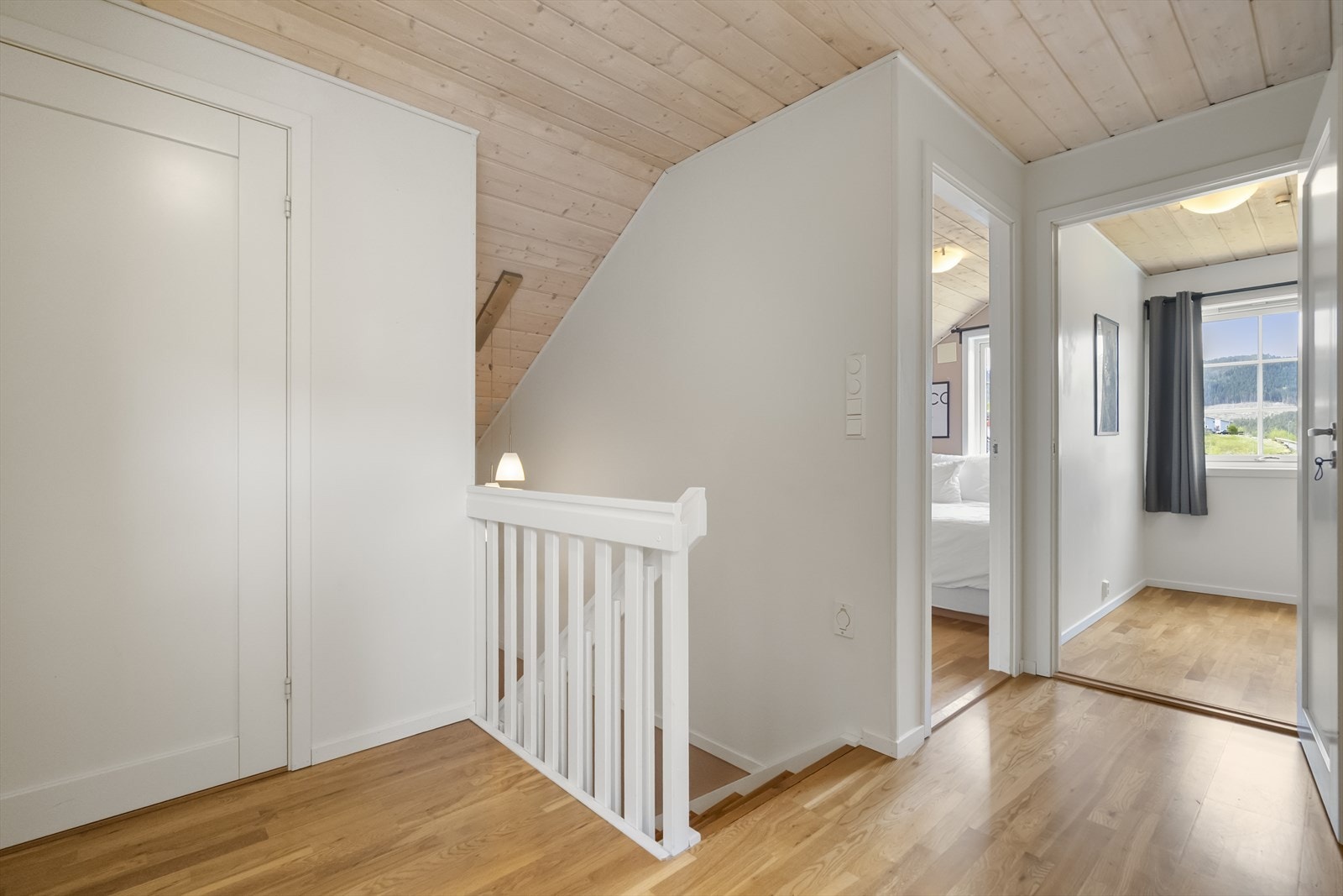 Gangen på loftet har parkettgolv og himling med beisa trepanel. Galleribilde