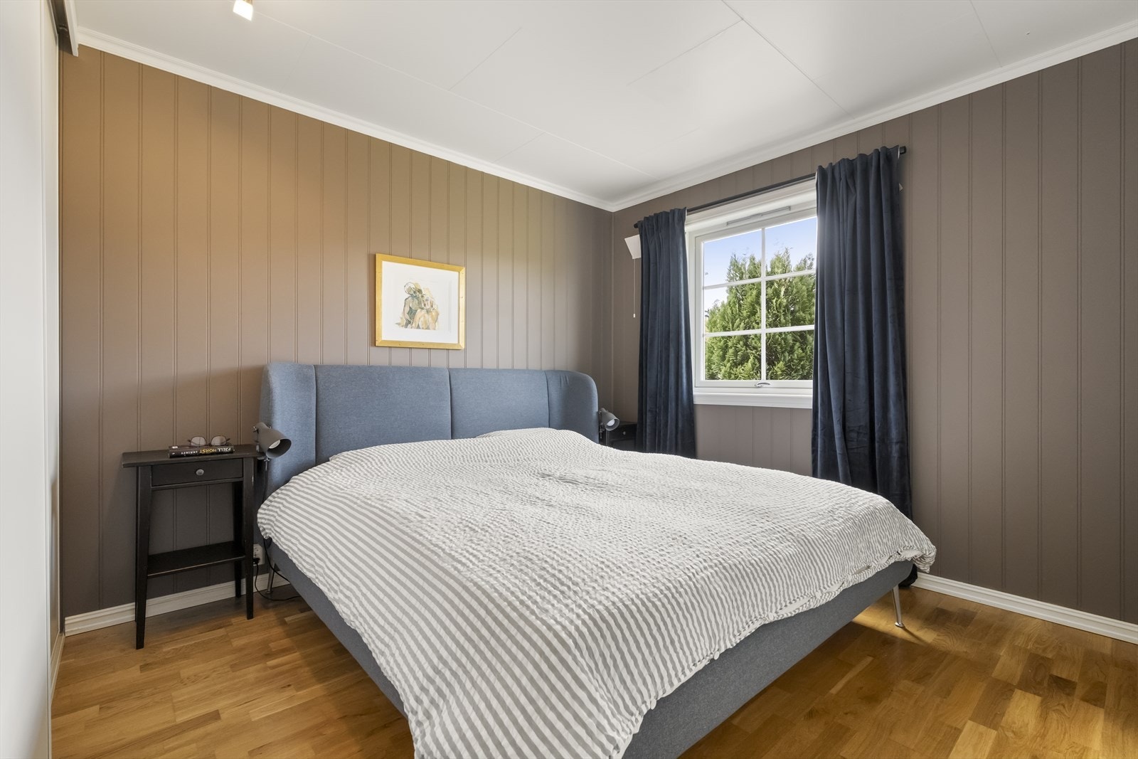Hovudsoverom i 1.etg. med skyvedørsgarderobe Galleribilde