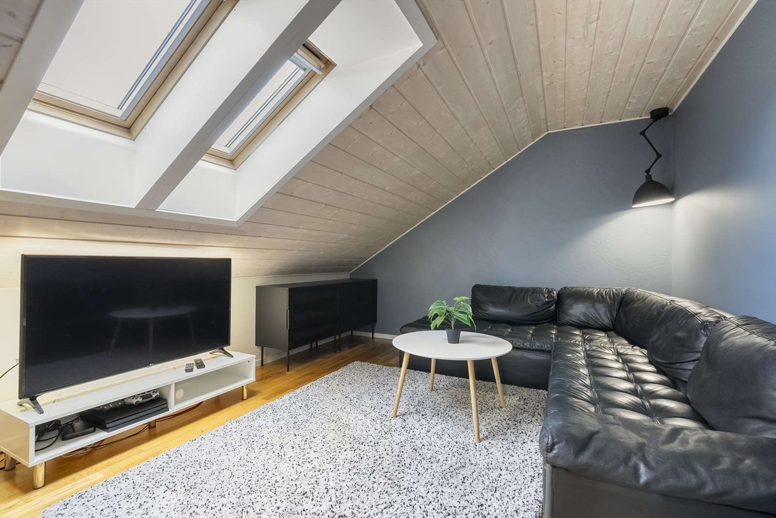 Loftstova gir ekstra plass og fleksibilitet. Takvindauge slepp inn godt med lys. Galleribilde