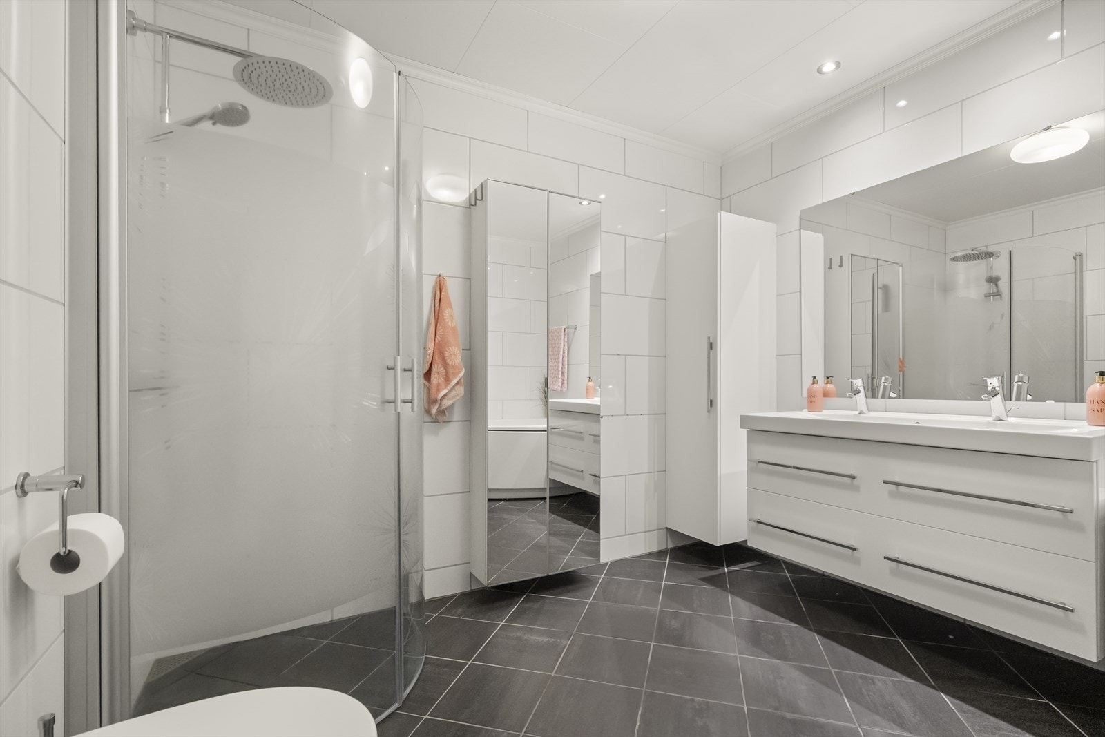Badet har ei tidlaus innredning, dobbel servant og spottar i himling Galleribilde