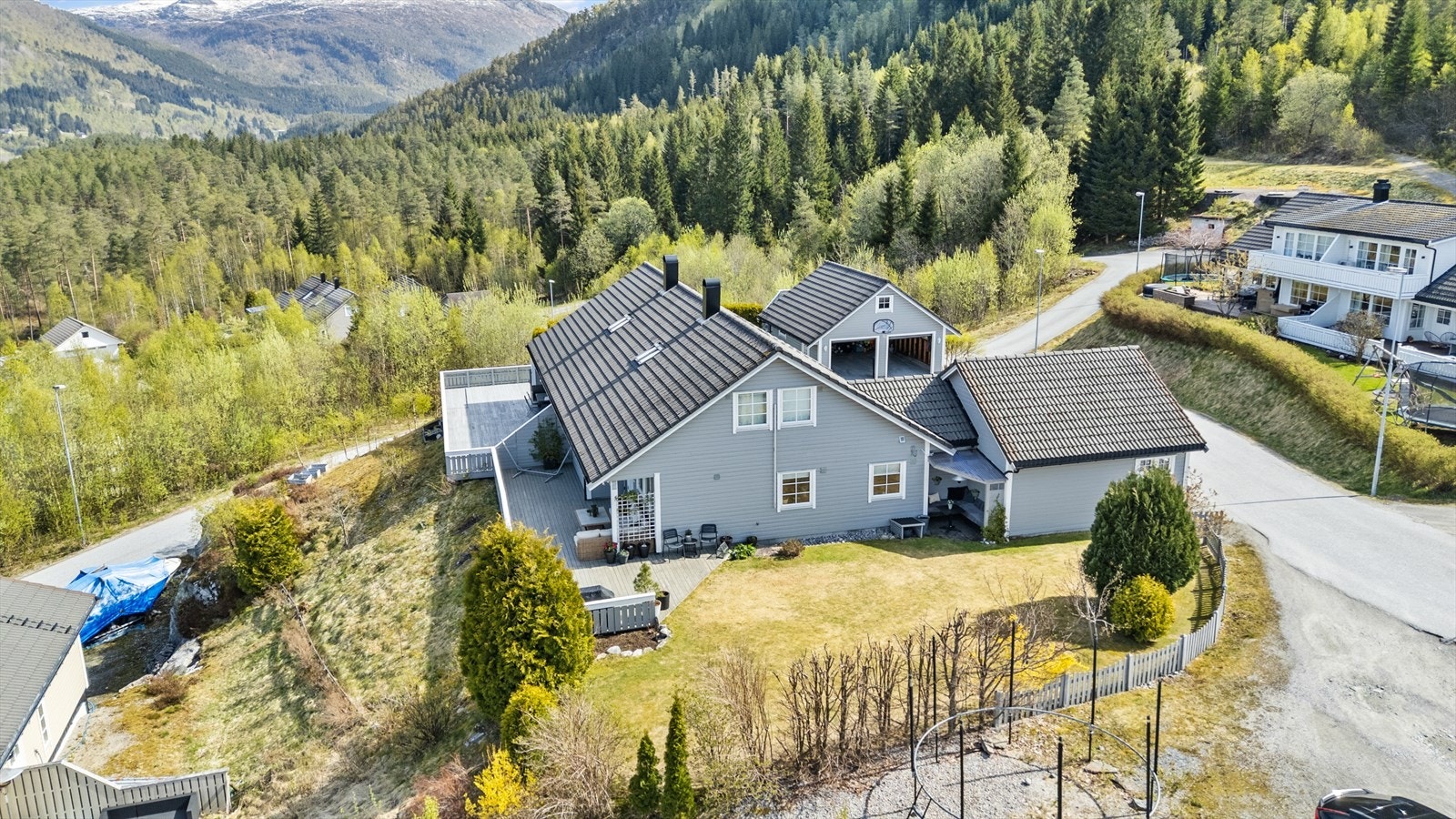 Frå eigedomen er det kort veg til gode turområde i skog og mark. Galleribilde