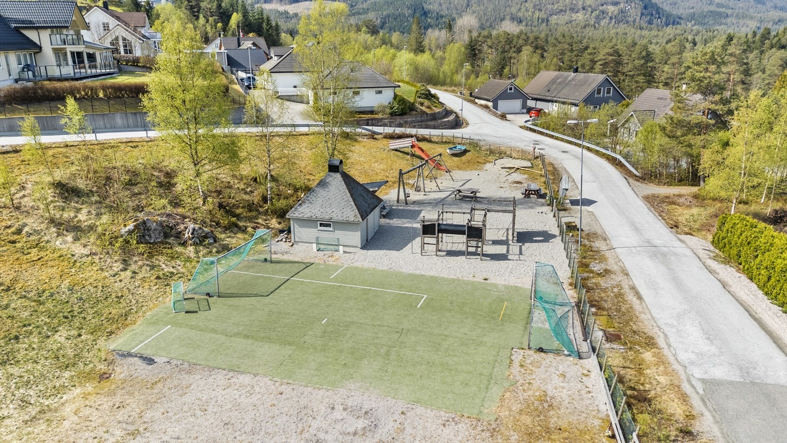 Leikeplass for feltet ligg rett ned i vegen, Sande skule (1-10 kl.) ligg ca. 1 km lenger nedover Galleribilde