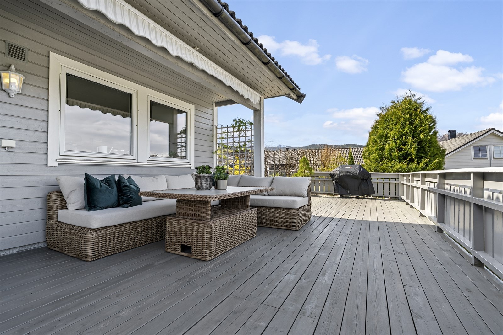 Bustaden har i tilleg ein nordvestvendt terrasse på 55 m². Galleribilde