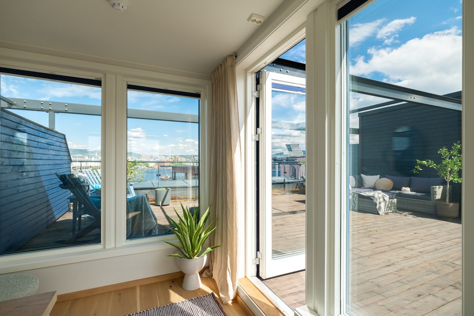 Terrassen utgjør en fantastisk forlengelse av leiligheten, og det er godt med boltreplass for å invitere til sosiale lag. Galleribilde