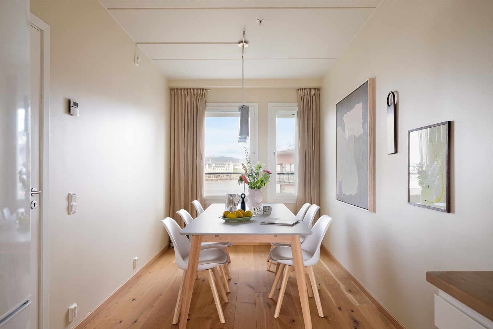 Spisegruppen ligger fint til i motsatt ende av stuen. Galleribilde