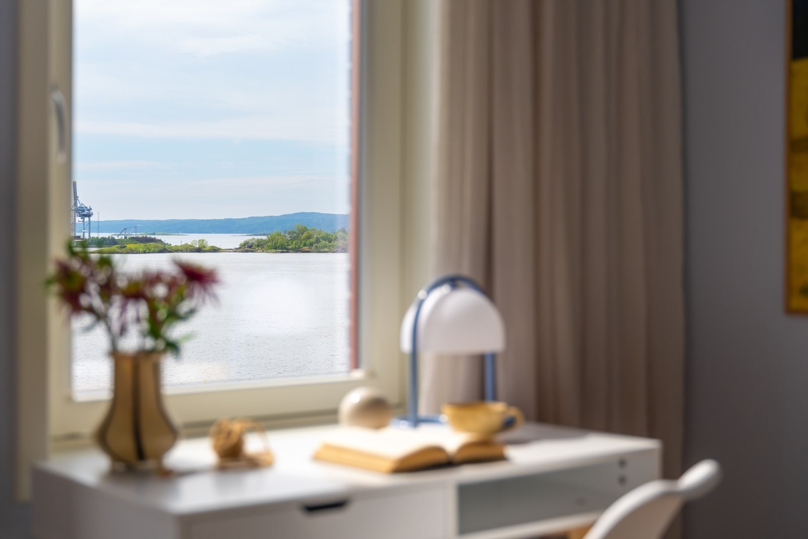 Fra begge soverommene våkner du til fantastisk sjøutsikt, med kort vei til et forfriskende morgenbad. Galleribilde