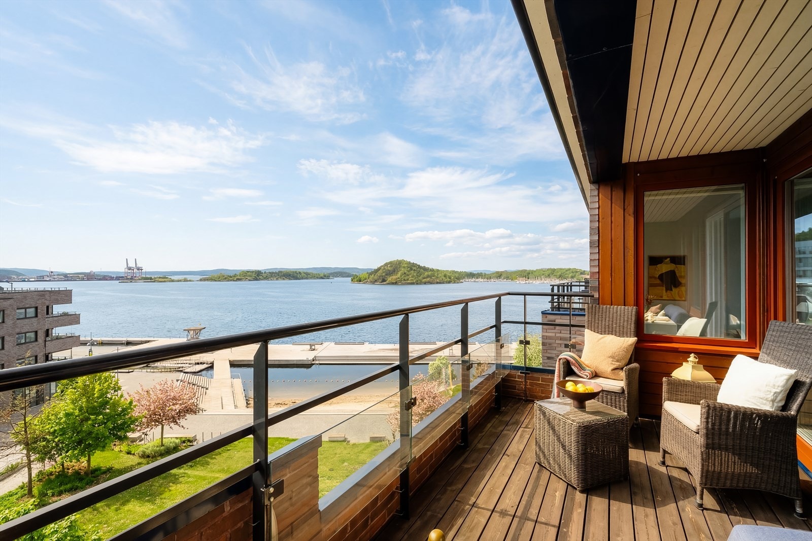 Fra stuen er det utgang til en balkong på 10 kvm, mens du en etasje opp finner en privat takterrasse på hele 69 kvm med panoramautsikt over fjorden og byen. Galleribilde