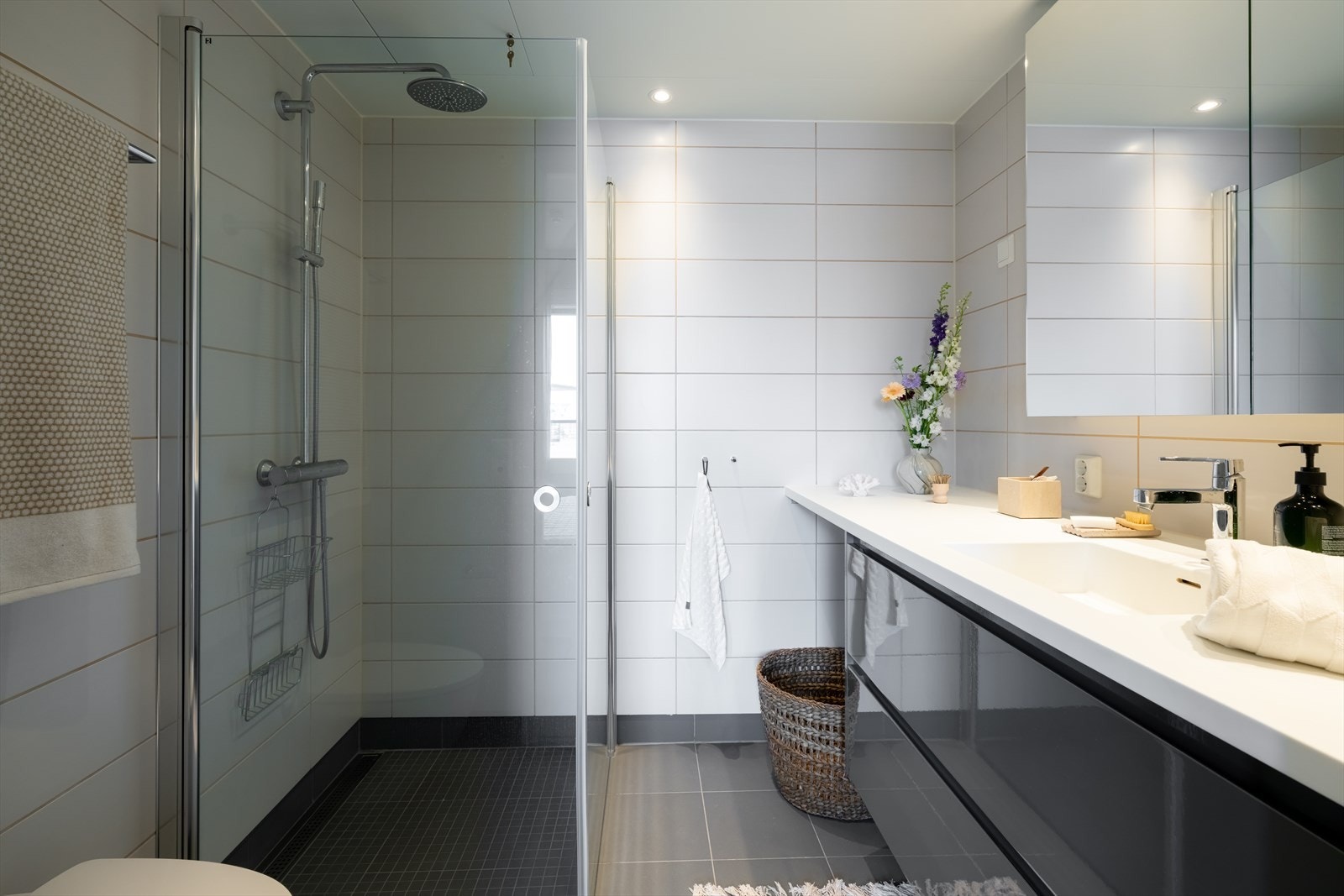 Hovedsoverommet har en-suite bad som skaper hotellfølelsen vi alle lengter etter. Galleribilde