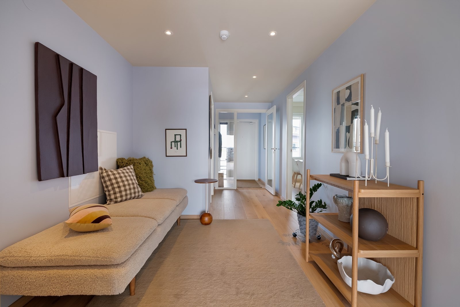 Hallen er romslig og byr på flere bruksmuligheter, som for eksempel daybed eller garderobeløsning. Galleribilde