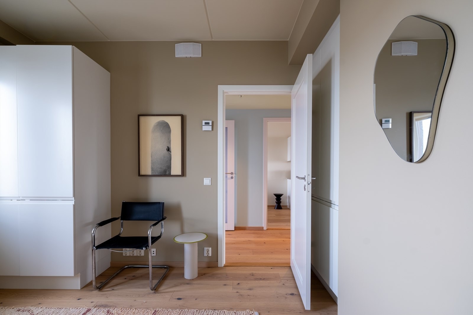 Det er godt med oppbevaringsplass i garderobeskap. Galleribilde