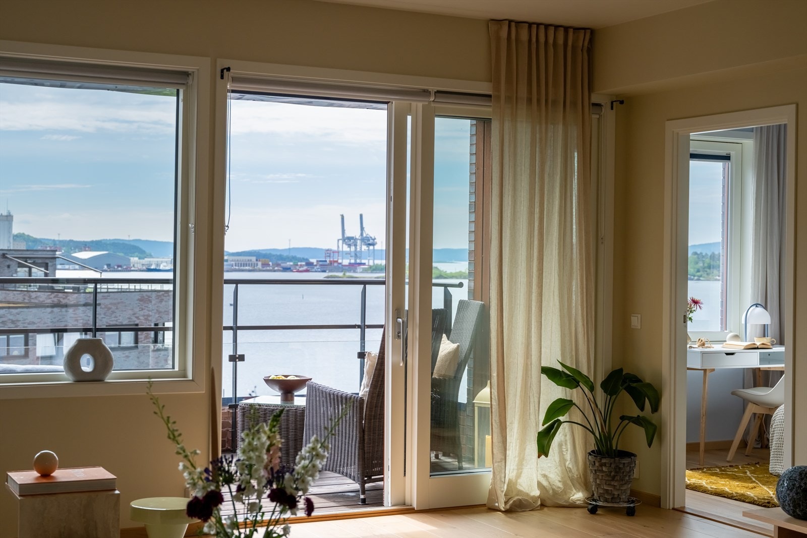Skyvedørene i glass gir en sømløs overgang mellom inne og ute. Takhøyden i stuen er ca. 2,66 meter, og sikrer en åpen og luftig romfølelse. Galleribilde