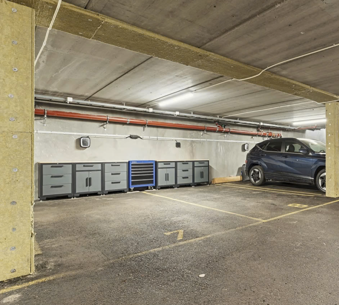 2 parkeringsplasser, nr 7 og 8. Hvorav 1 av de har ladeboks medfølger salget. Galleribilde