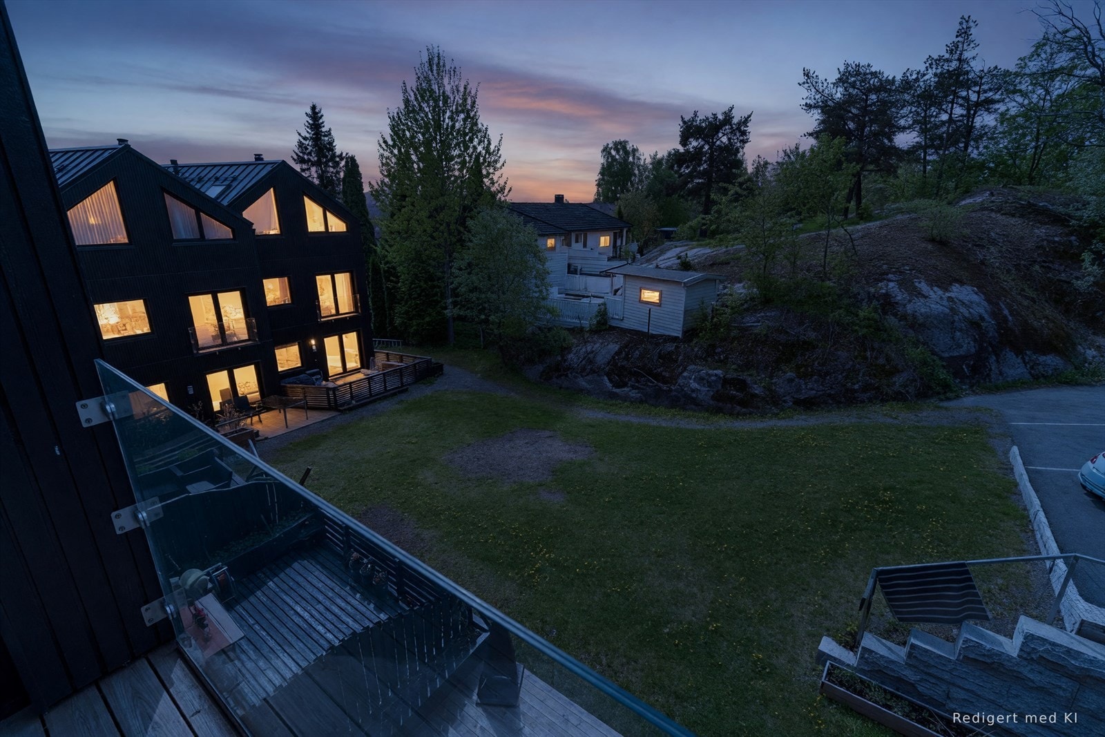 Fra balkongen er det flott utsyn over stor felleshage med meget bra solforhold. Galleribilde