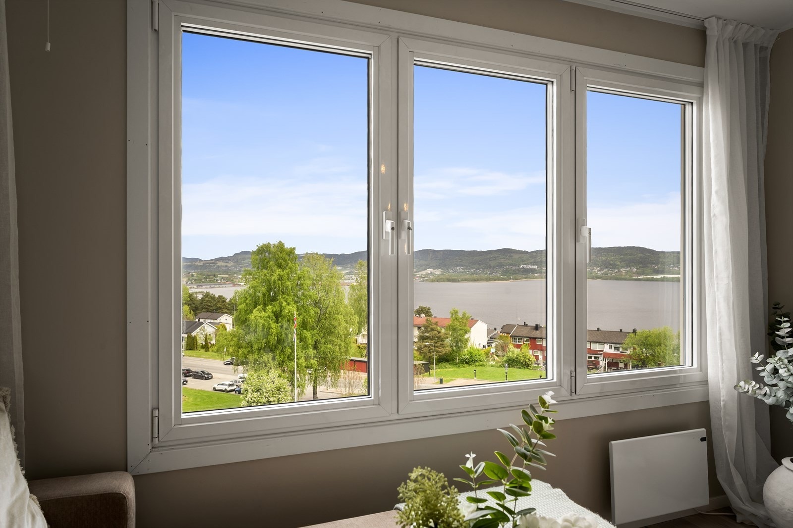 Stue med flott utsikt fra vindusrekken - perfekt for å nyte dagslys og utsikt over omgivelsene. Galleribilde