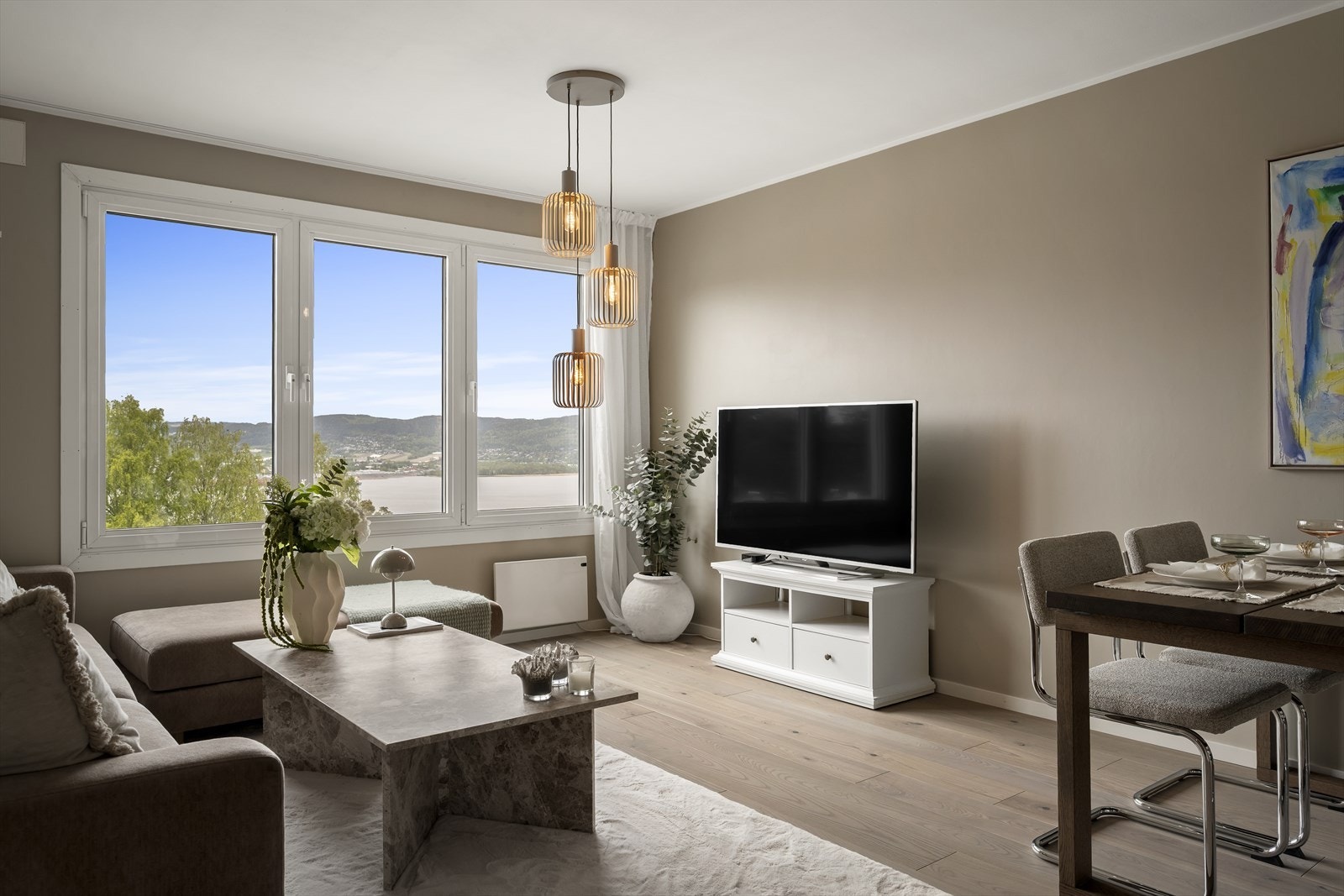 Romslig stue med plass til både sofagruppe og spisebord, ideell for familie og gjester. Galleribilde