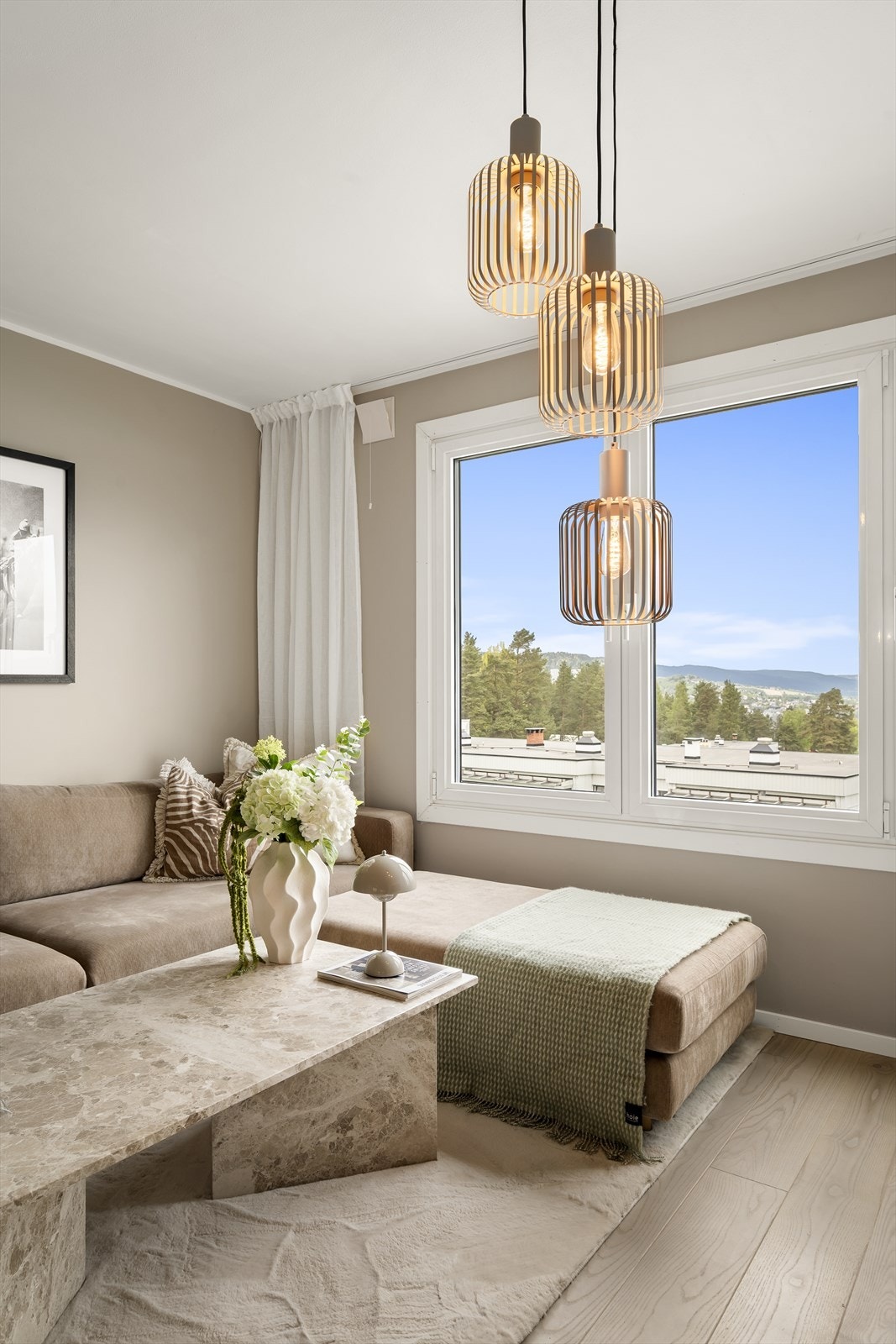 Stuen fremstår stilren og oppgradert med moderne overflater. Galleribilde