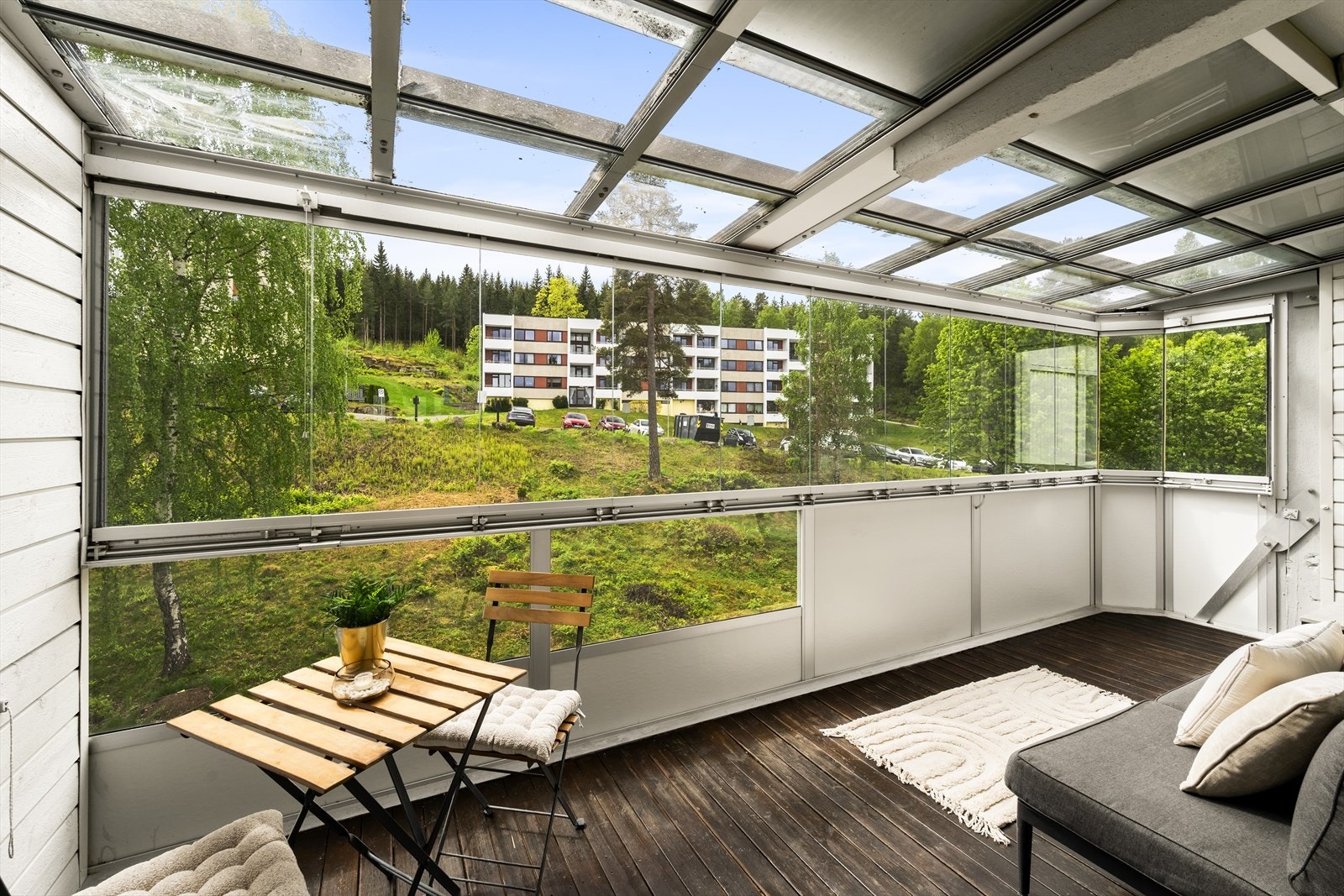 Stor innglasset balkong som fungerer som et ekstra oppholdsrom store deler av året. Galleribilde