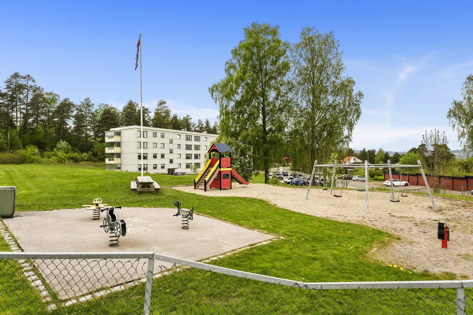 Utearealene er pent opparbeidet med grøntområder, sittegrupper og lekeplass-et trivelig og barnevennlig fellesområde som egner seg godt for hyggelige stunder med familie og venner. Galleribilde