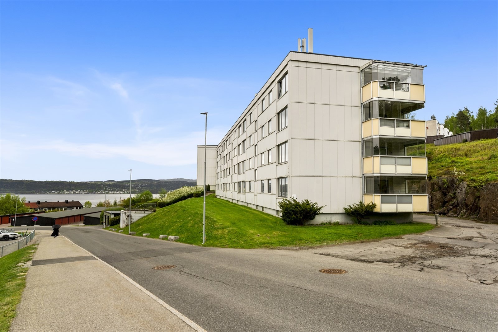 Det er umiddelbar nærhet til dagligvare, buss, barnehage, barneskole og idrettsanlegg. Galleribilde