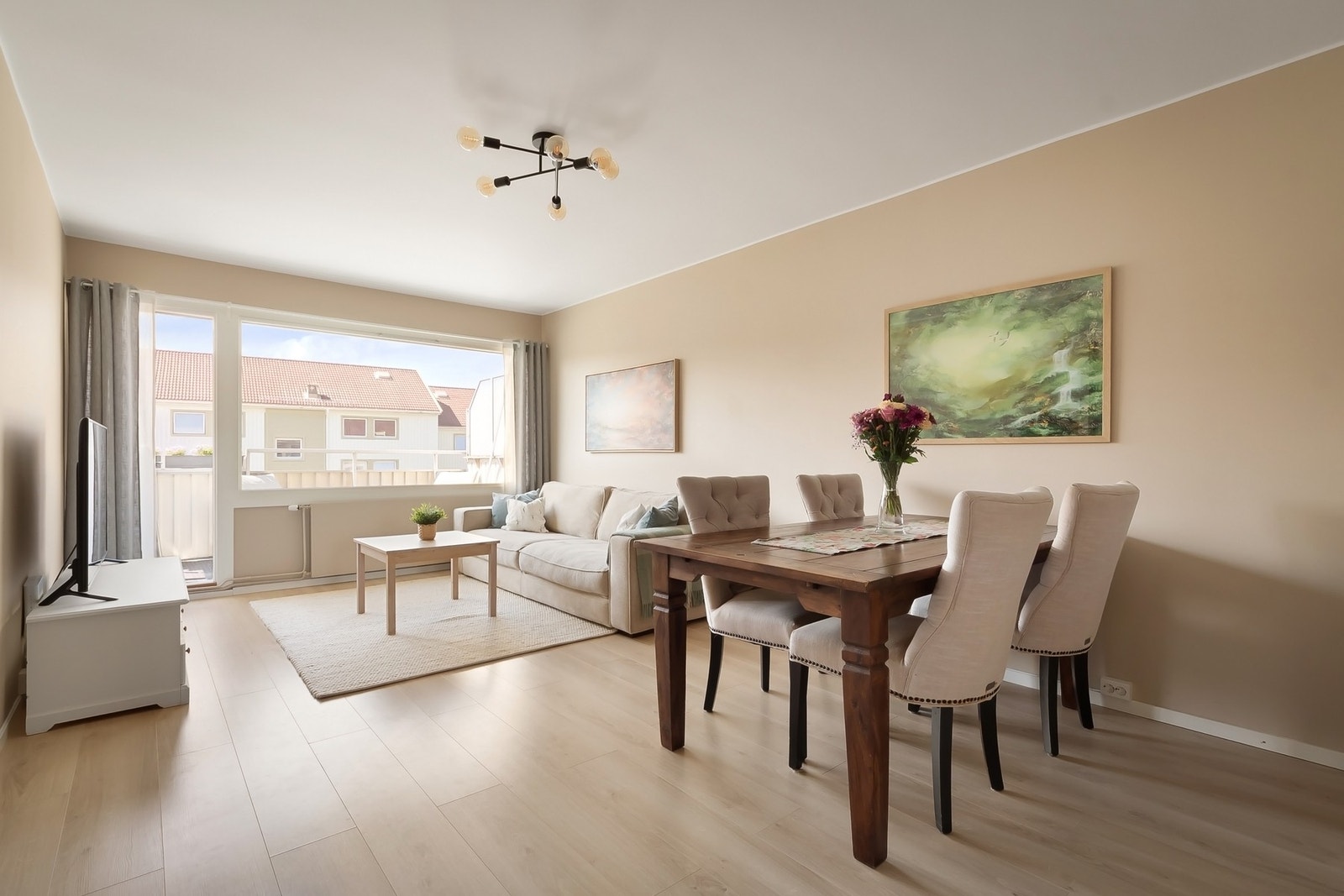 I stuen er det god plass til spisebord, sofa samt annet stuemøblement. Galleribilde
