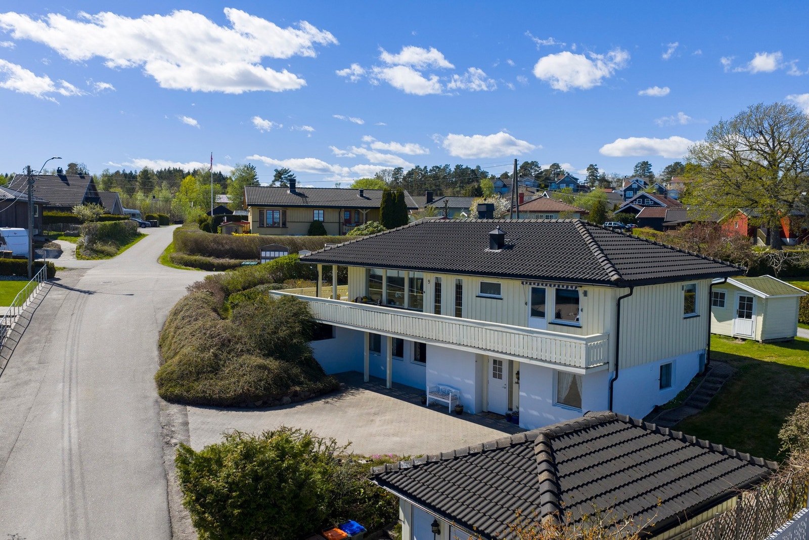 Parkering i gårdsplass og garasje Galleribilde