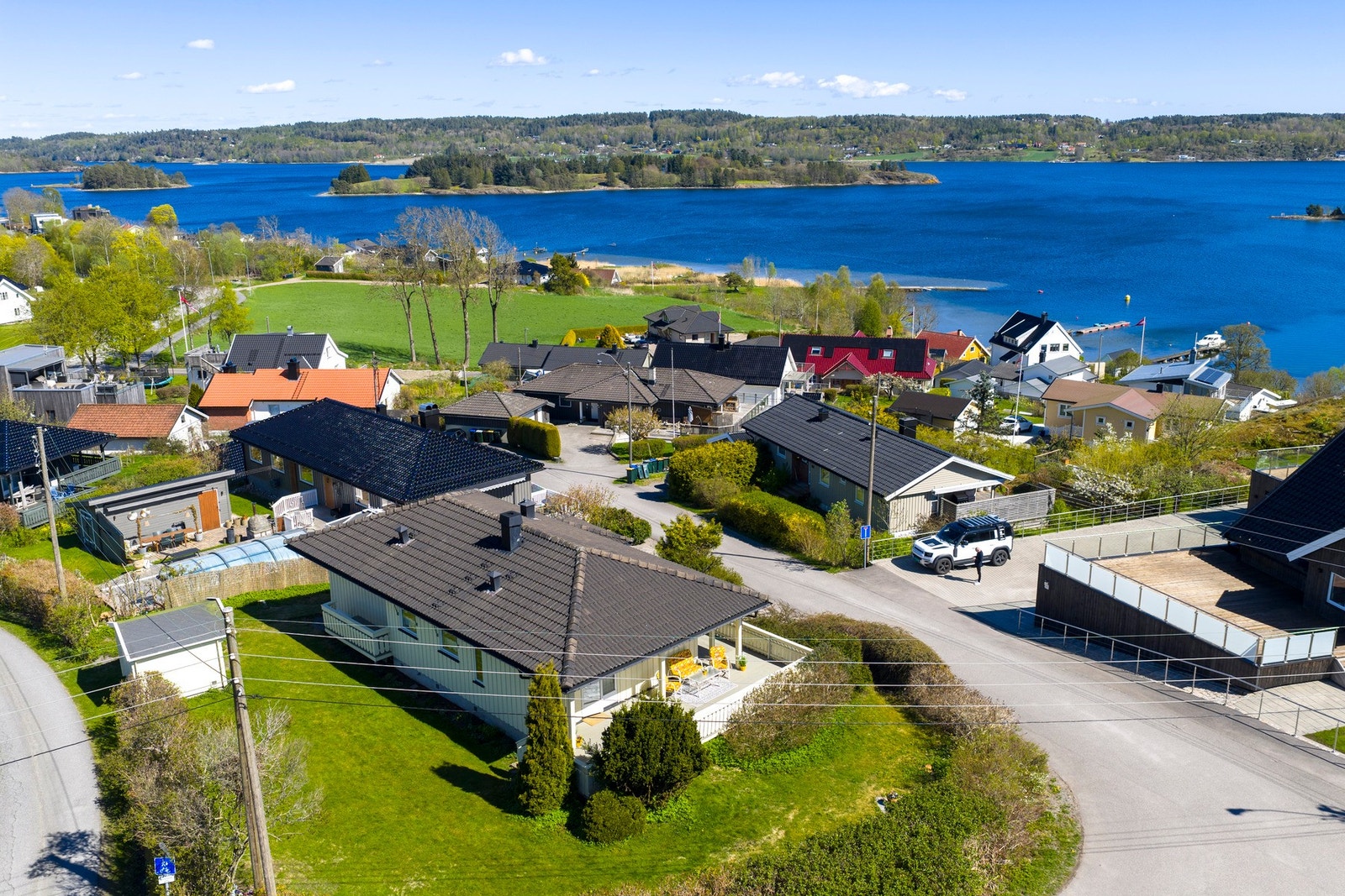 Kort vei til badestrand og båtplass Galleribilde