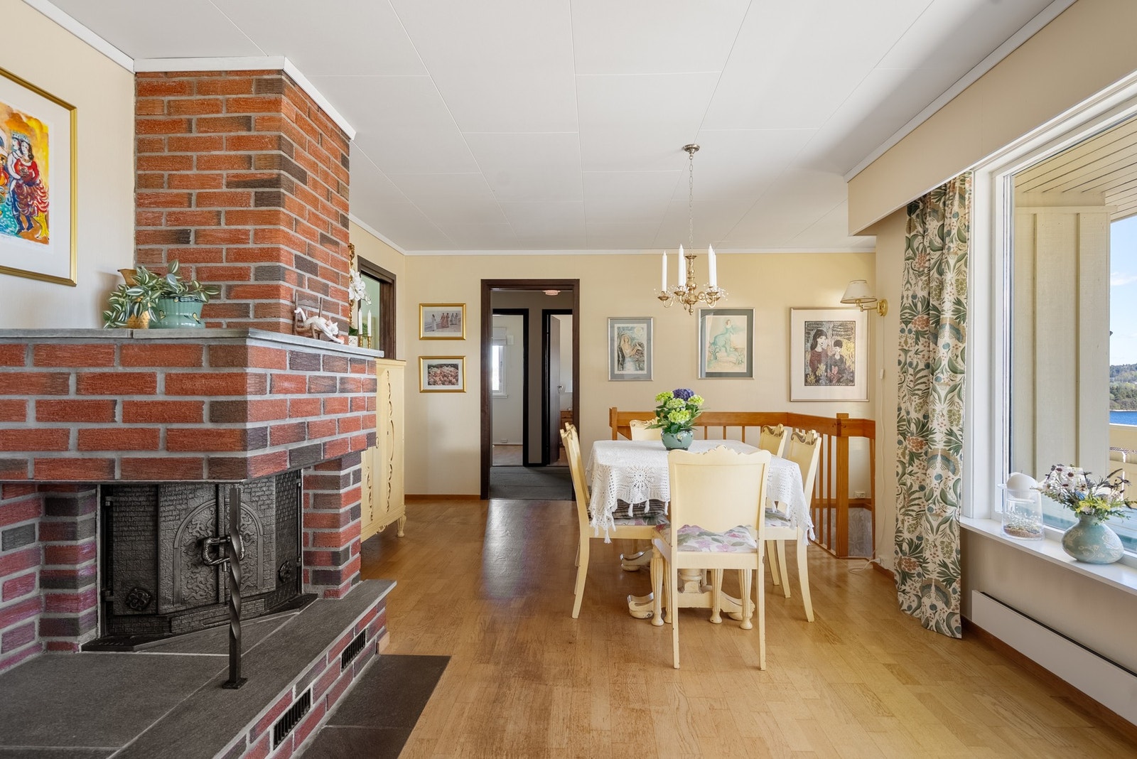 Romslig stue med plass til både spise- og sofagruppe Galleribilde