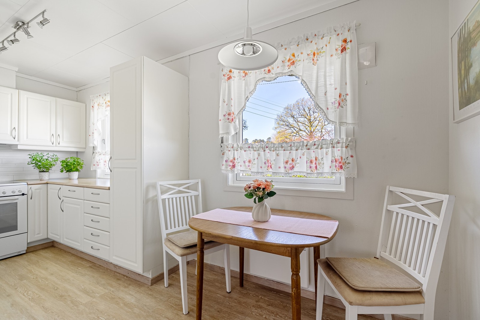 Med hyggelig spiseplass foran vindu Galleribilde
