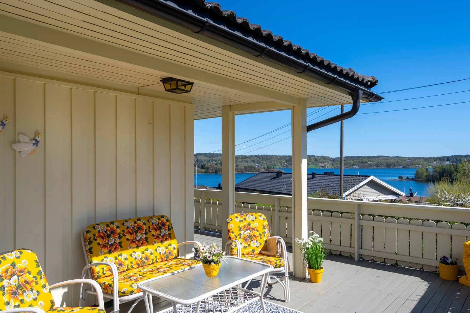 Fra stuen har du utgang til hyggelig terrasse Galleribilde