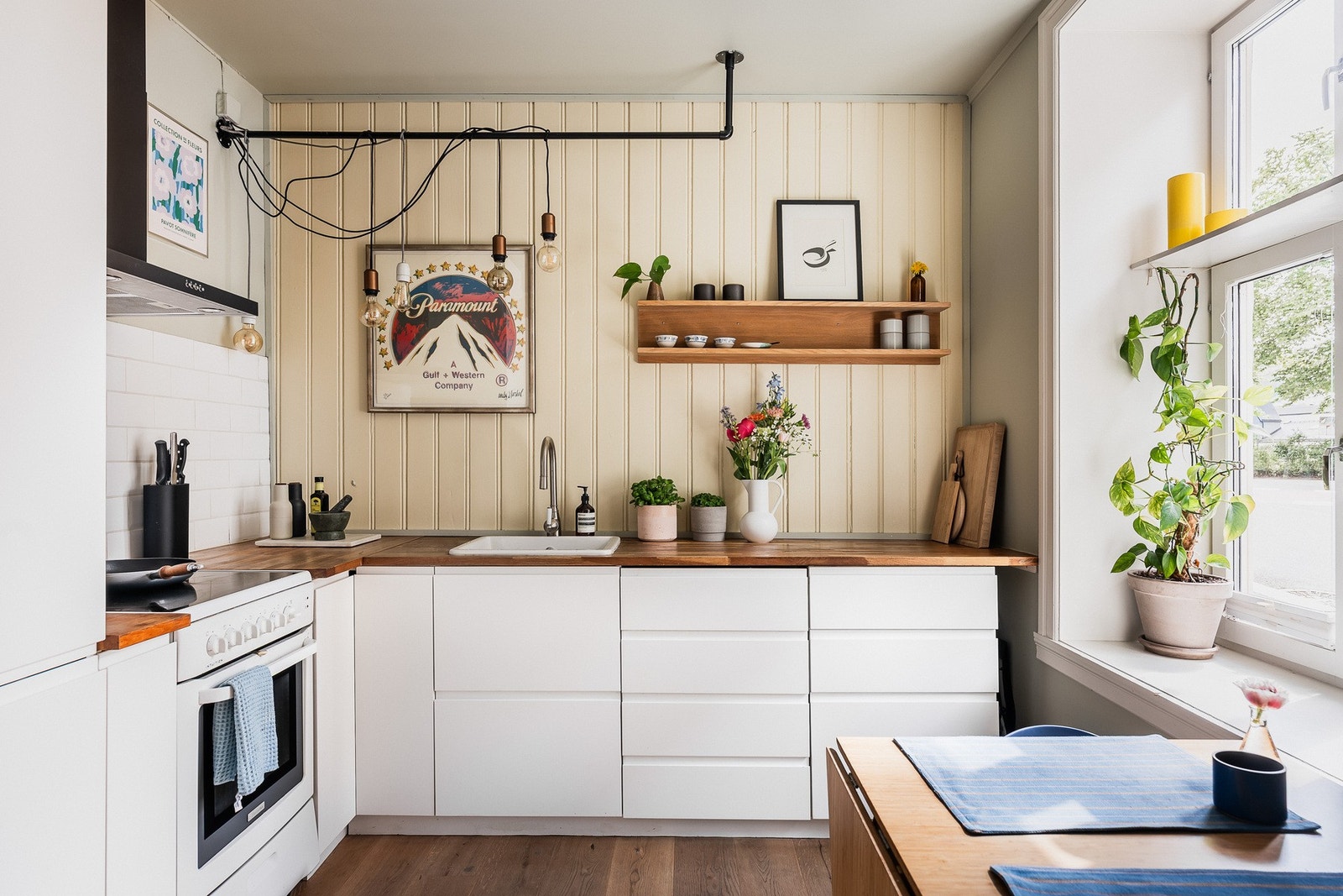 Kjøkkenet er utstyrt med integrert oppvaskmaskin og kjøl/frys, samt kullfilterventilator. Det er avsatt plass for komfyr. Galleribilde
