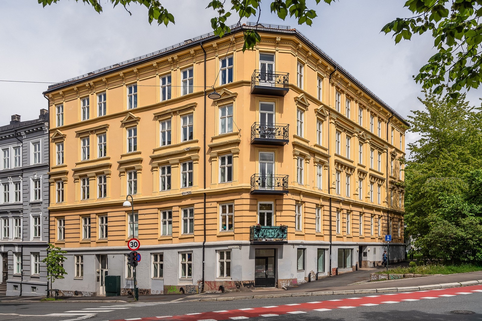 Leiligheten ligger i en klassisk hjørnebygård fra 1898. Bygget har pusset og malt murfasade med flotte detaljer og et tydelig preg av byggets historiske arkitektur Galleribilde