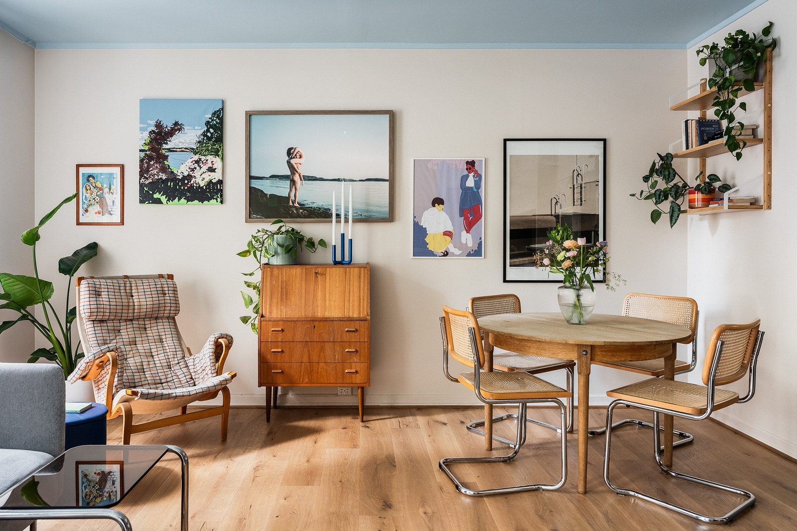 Stuen har god plass til både sofagruppe og spisebord. Galleribilde