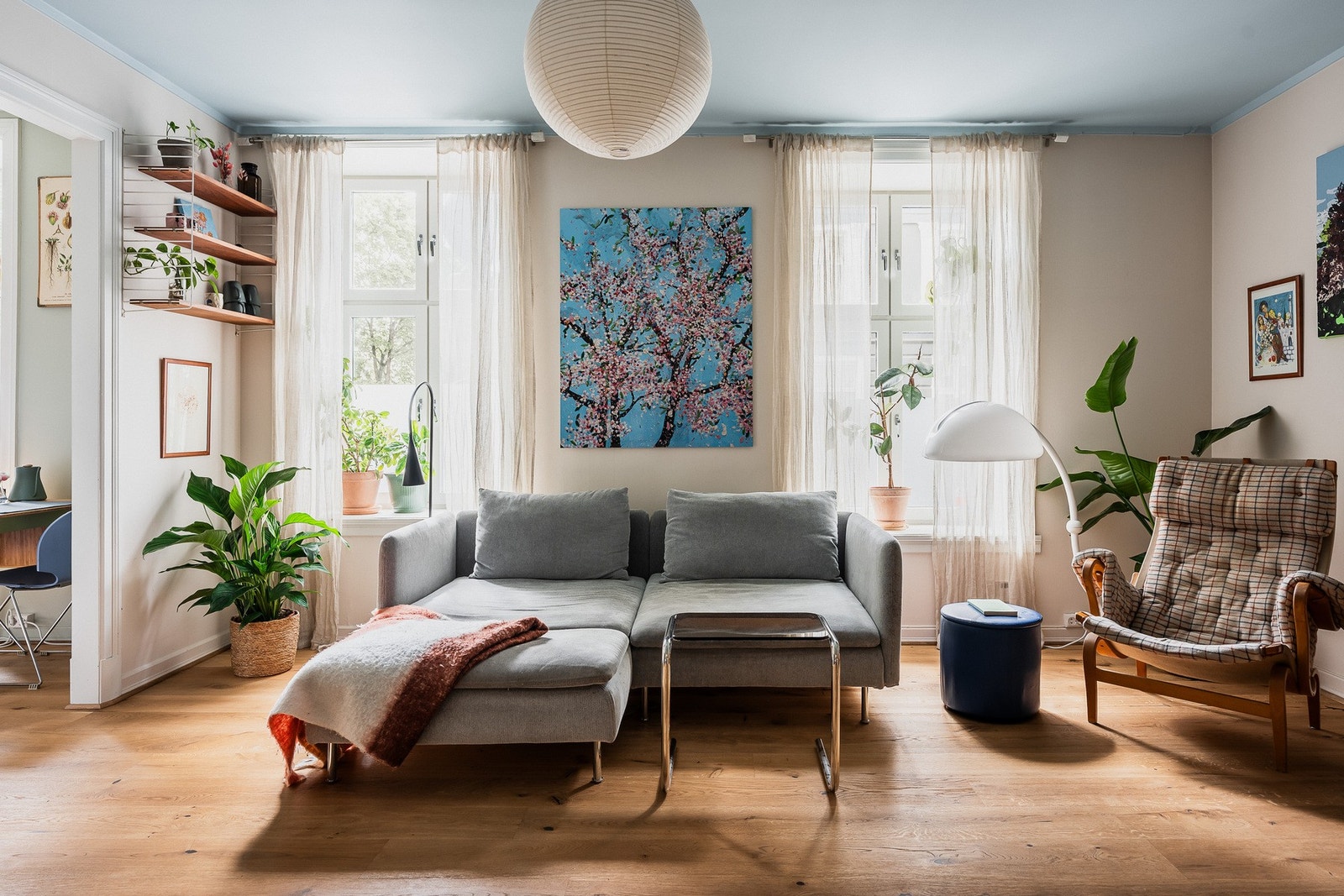 Gjennomgående og lys 3 roms i klassisk bygård. Oppgradert i 2021 m/ gulvvarme og nytt kjøkken. V.vann og bredbånd inkl. Galleribilde