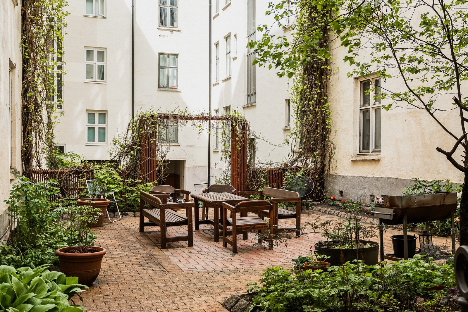 Borettslaget har en hyggelig, felles bakgård. med beplantning og sittegrupper. Det er også et eget sykkelrom for trygg oppbevaring. Galleribilde