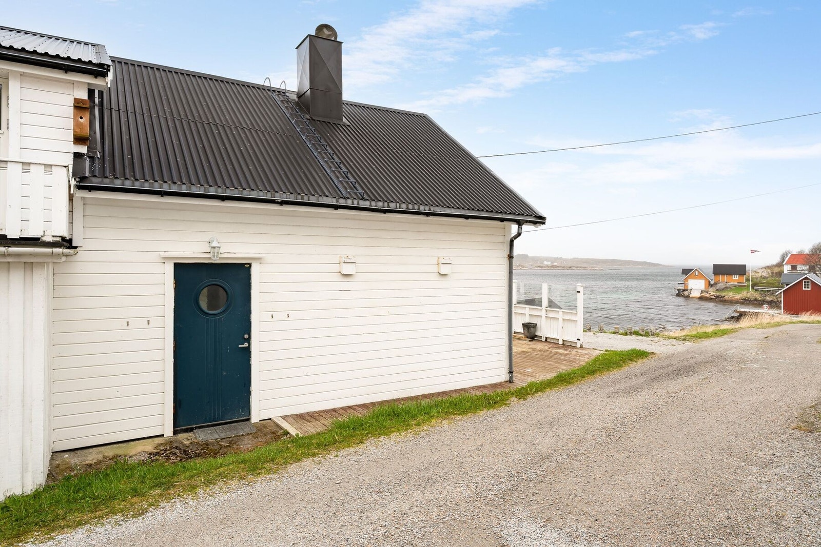 Med sjøen lett tilgjengelig er området et perfekt utgangspunkt for fritidsaktiviteter som kajakkpadling, sportsfiske, havørnsafari m.m. Galleribilde