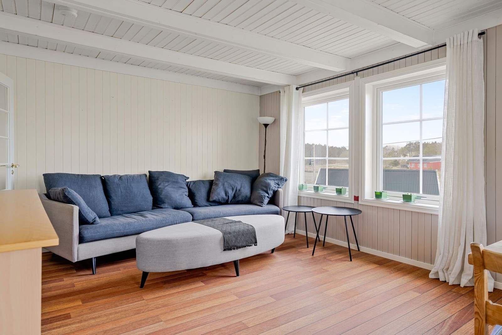 Stuen har blant annet plass til sofagruppe, TV, spisebord m.m. Galleribilde