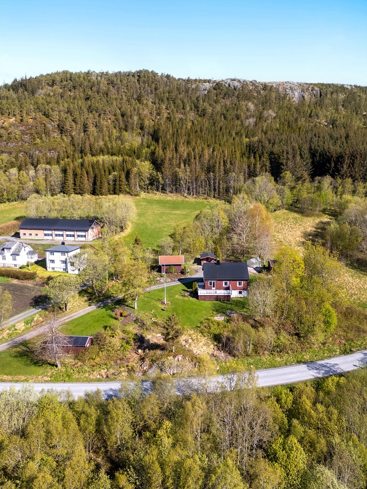 Her har du en tomt på over 7 mål med skjermet gårdsplass Galleribilde
