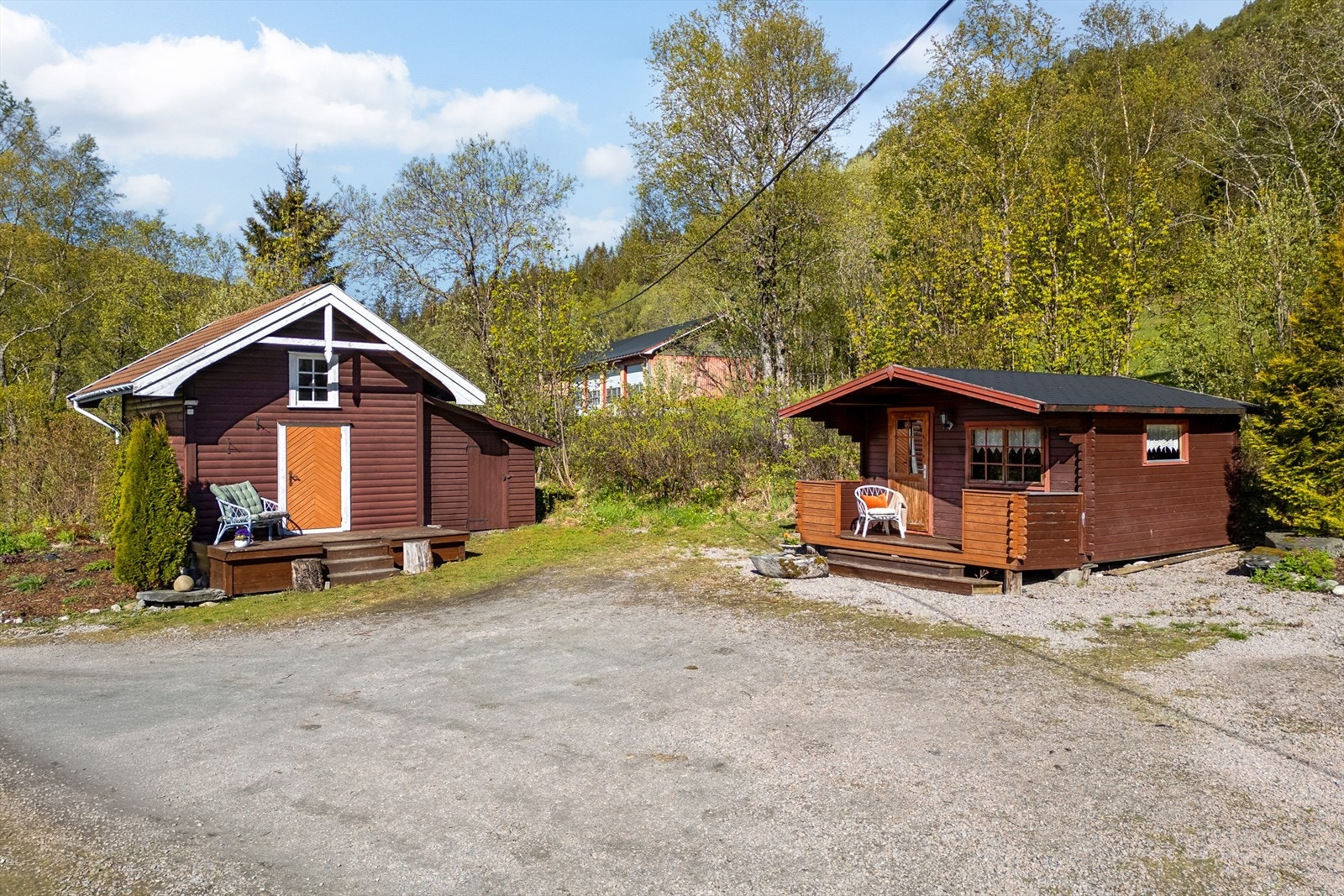 Stabbur, isolert bod, drivhus og uthus på gårdsplassen Galleribilde